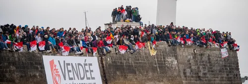 LES SABLES D'OLONNE, FRANCE - 10 NOVEMBRE 2024 : La foule est photographiée dans le chenal avant le départ du Vendée Globe, le 10 novembre 2024 aux Sables d'Olonne, France - (Photo by Bernard Le Bars / Alea)