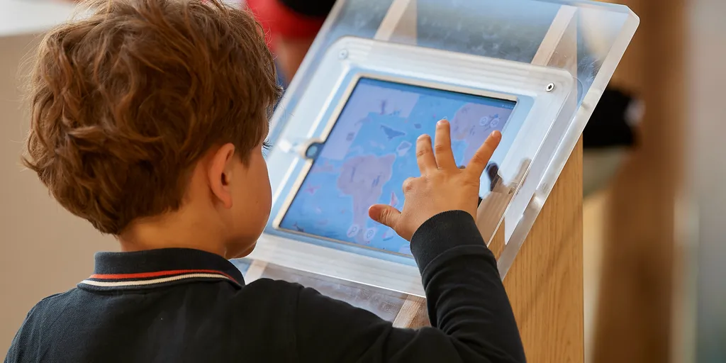 Un enfant sur le village du Vendée Globe