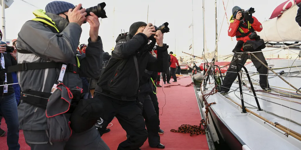 Les photographes en action lors de l'arrivée au ponton d'Alexia Barrier