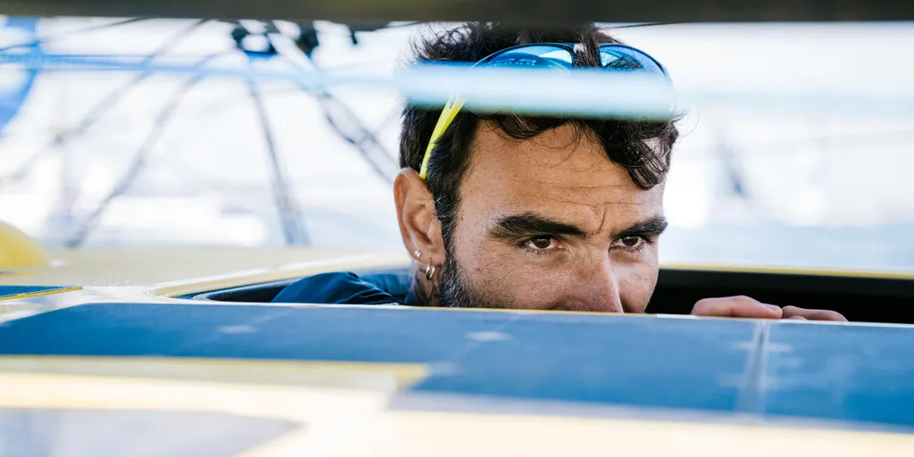 LORIENT, FRANCE - 15 SEPTEMBRE : Photos d'ambiance du skipper suisse Alan Roura à bord de son Imoca Hublot, lors des 48h du Defi Azimut au large de Lorient, le 15 septembre 2022. (photo Jean-Louis Carli / Alea)