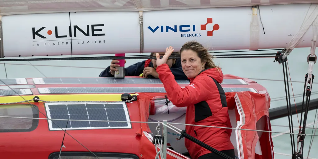 LES SABLES D'OLONNE, FRANCE - 17 OCTOBRE 2024 : Le skipper d'Initiatives-Cœur Sam Davies (GBR) et son équipage arrivent au ponton avant le départ du Vendée Globe, le 17 octobre 2024 aux Sables d'Olonne, France - (Photo by Olivier Blanchet / Alea)