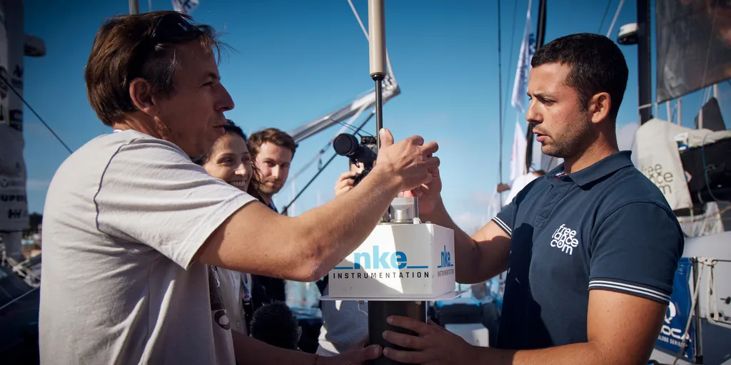 LES SABLES D'OLONNE, FRANCE - 22 OCTOBRE 2024 : Noé Poffa, Ifremer, et des représentants du CNES sont photographiés avec le skipper de Freelance.com Guirec Soudée (FRA) lors de la distribution d'outils scientifiques en coordination avec l'UNESCO, aux skippers avant le départ du Vendée Globe, le 22 octobre 2024 aux Sables d'Olonne, France - (Photo by Anne Beauge / Alea)