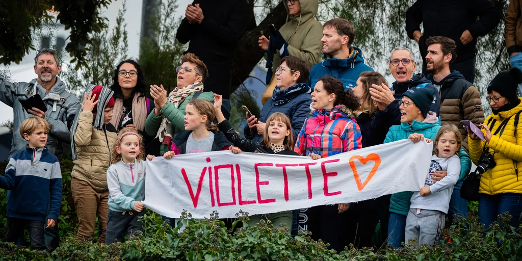 LES SABLES D'OLONNE, FRANCE - 10 NOVEMBRE 2024 : La foule est photographiée dans le chenal avant le départ du Vendée Globe, le 10 novembre 2024 aux Sables d'Olonne, France - (Photo by Bernard Le Bars / Alea)