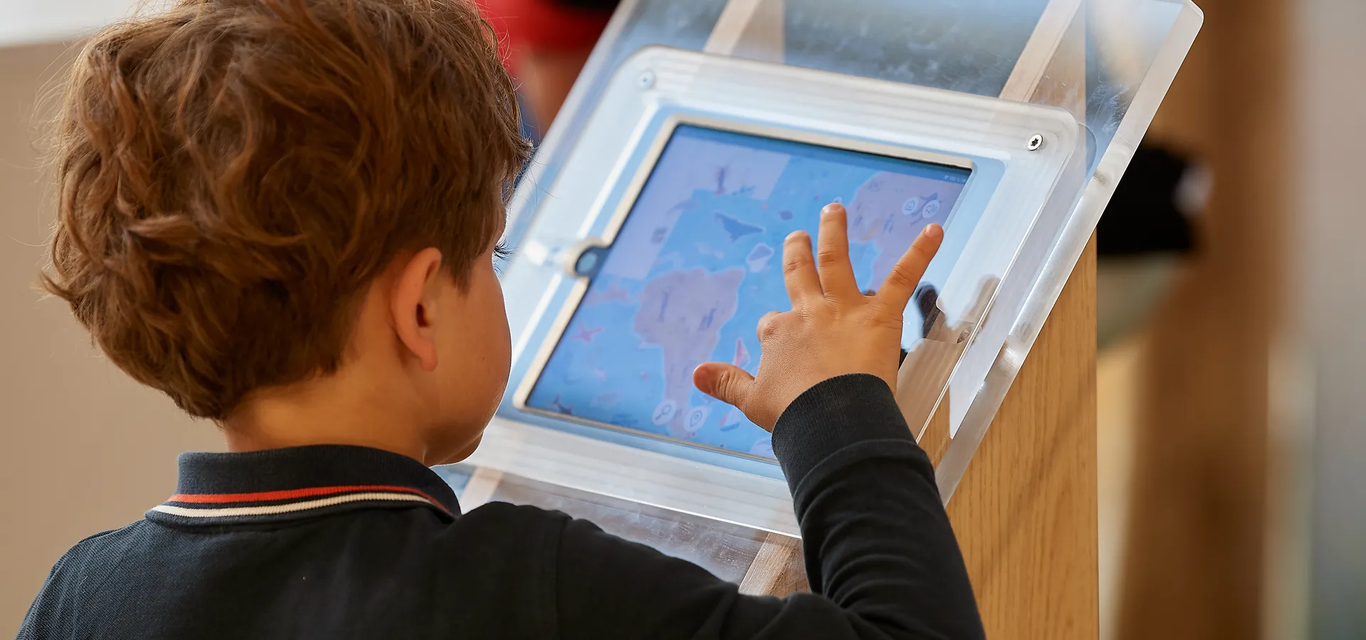 Un enfant sur le village du Vendée Globe