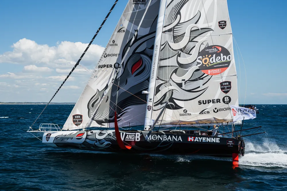 Arrivée de Maxime Sorel (VandB - Monbana - Mayenne) aux Sables d'Olonne sur la New York Vendée