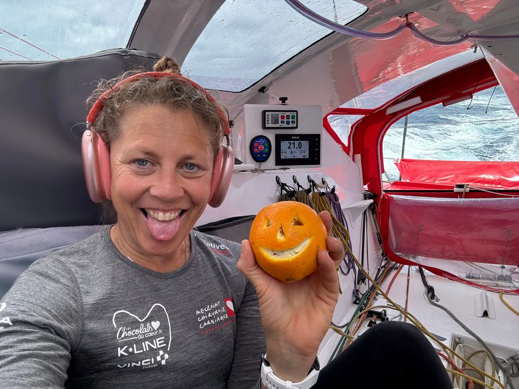 Samantha Davies s'apprêtant à manger une orange