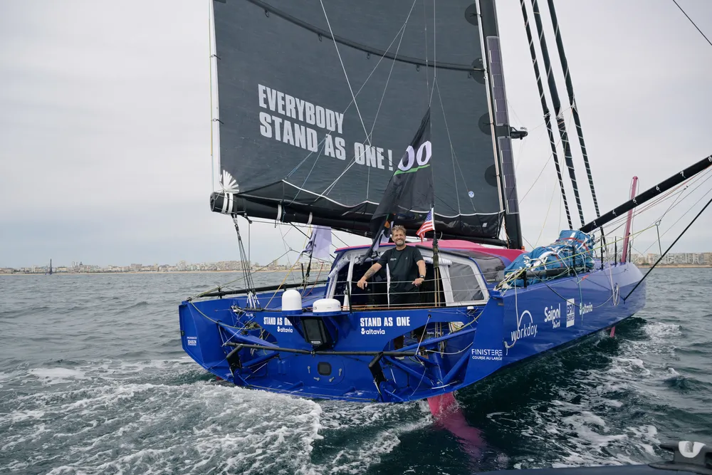 Éric Bellion à bord de son nouvel IMOCA 