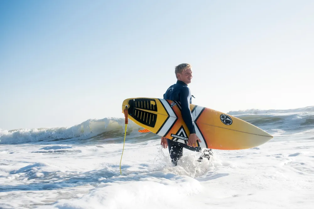 Maxime Sorel faisant du surf