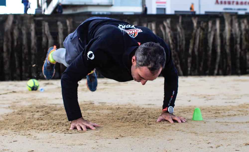 Jérémie Beyou s'entraînant sur la plage