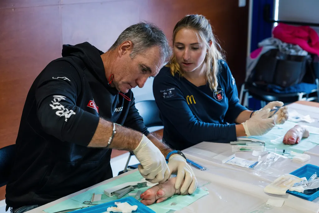 Jérémie Beyou et Violette Dorange lors du stage de médecine hauturière