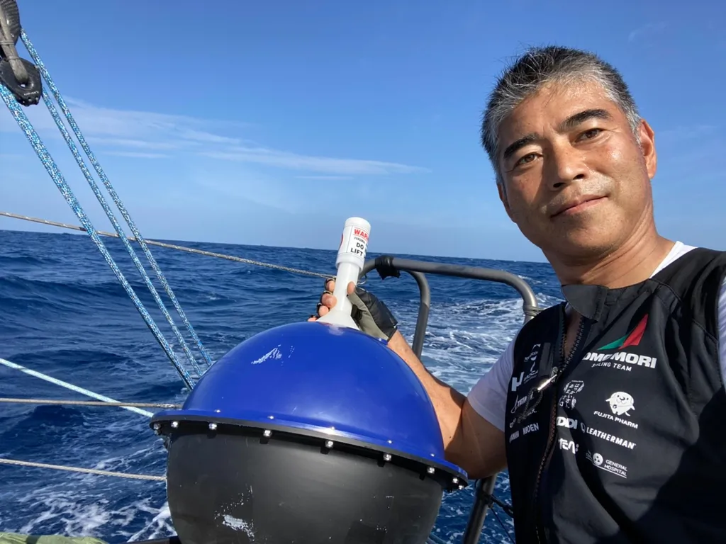 Kojiro Shiraishi Vendée Globe 2020, avec sa bouée météo france