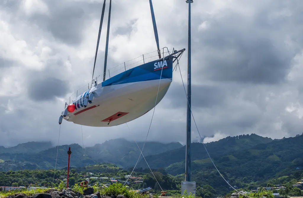 L'IMOCA SMA en chantier à Tahiti suite à l'abandon de Paul Meilhat