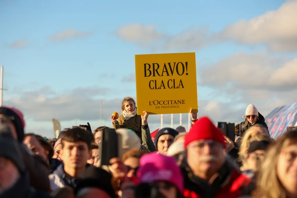 LES SABLES D'OLONNE, FRANCE - 01 FEVRIER 2025 : Clarisse Crémer (FRA), skipper de L'Occitane en Provence, est félicitée par le public après avoir pris la 11e place du Vendée Globe, le 01 février 2025 aux Sables d'Olonne, France - (Photo by Lloyd Images / Alea)