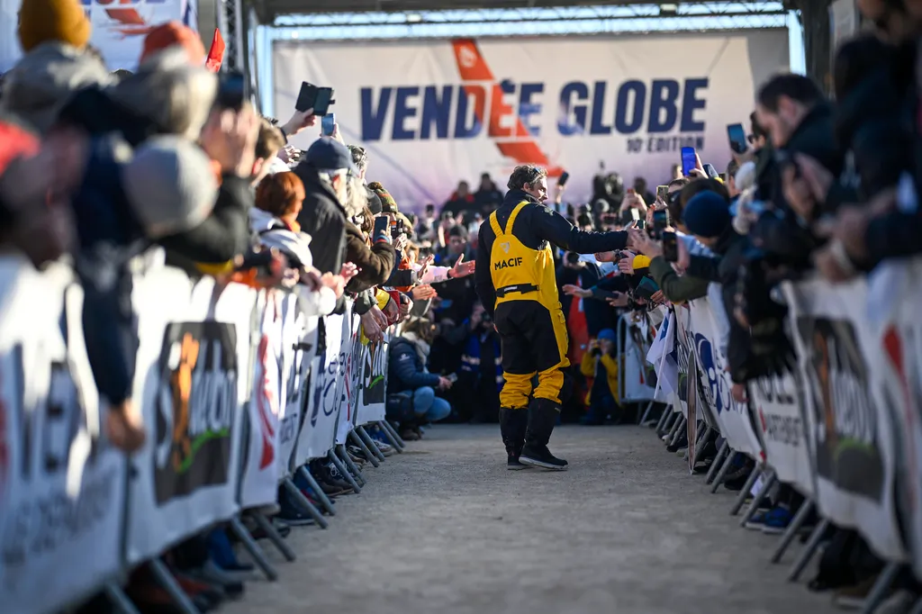 LES SABLES D'OLONNE, FRANCE - 14 JANVIER 2025 : Charlie Dalin (FRA), skipper de MACIF Santé Prévoyance, est photographié après avoir remporté le Vendée Globe, le 14 janvier 2025 aux Sables d'Olonne, France - (Photo by Jean-Louis Carli / Alea)