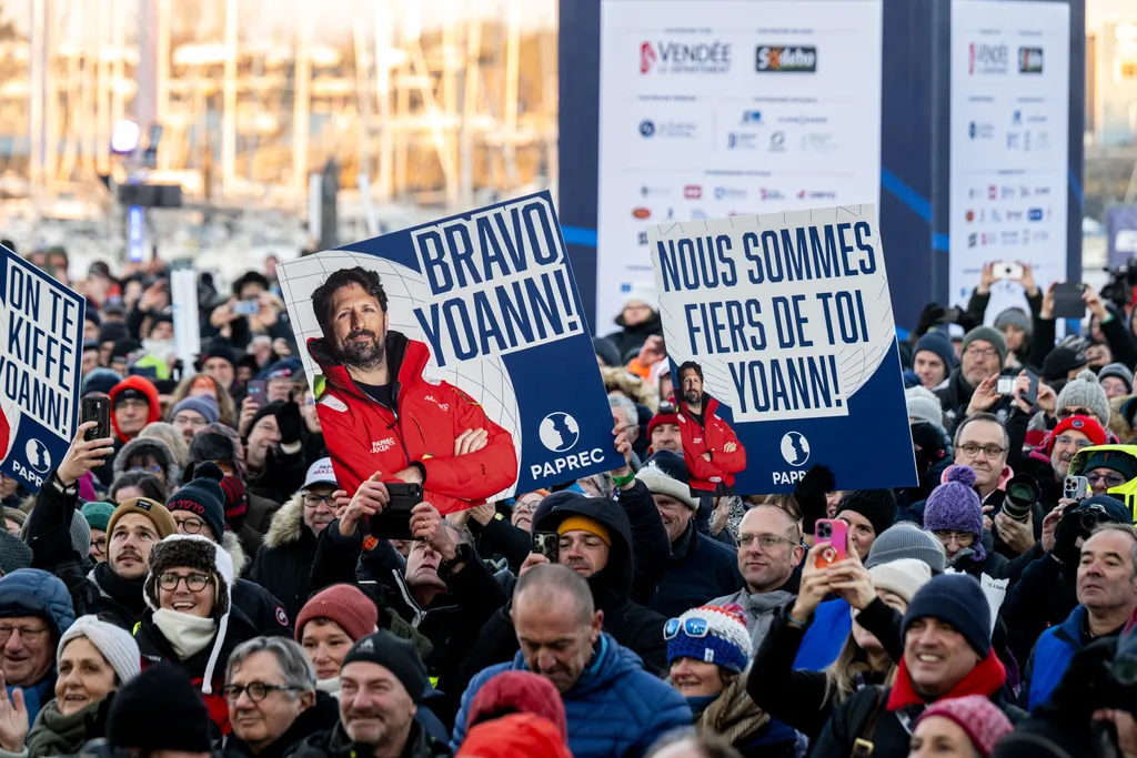 LES SABLES D'OLONNE, FRANCE - 15 JANVIER 2025 : PAPREC ARKÉA skipper Yoann Richomme (FRA) public est photographié lors de l'arrivée du Vendée Globe, le 15 janvier 2025 aux Sables d'Olonne, France - (Photo by Olivier Blanchet / Alea)