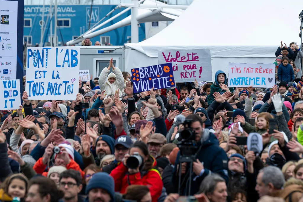 LES SABLES D'OLONNE, FRANCE - 09 FEVRIER 2025 : Violette Dorange (FRA), skipper de DeVenir, est félicitée par le public après avoir pris la 25ème place du Vendée Globe, le 09 février 2025 aux Sables d'Olonne, France - (Photo by Olivier Blanchet / Alea)