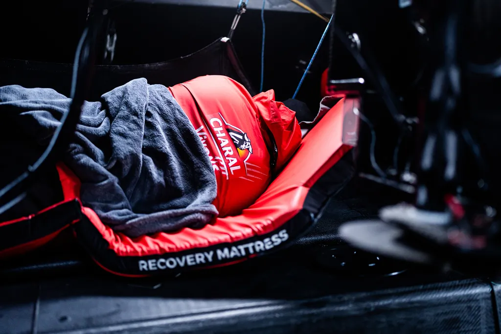 LORIENT, FRANCE - 15 OCTOBRE 2023 : Jérémie Beyou (FRA), skipper de Charal, à l'entraînement, le 15 octobre 2023 au large de Lorient, France. (Photo par Marin Le Roux / Polaryse)