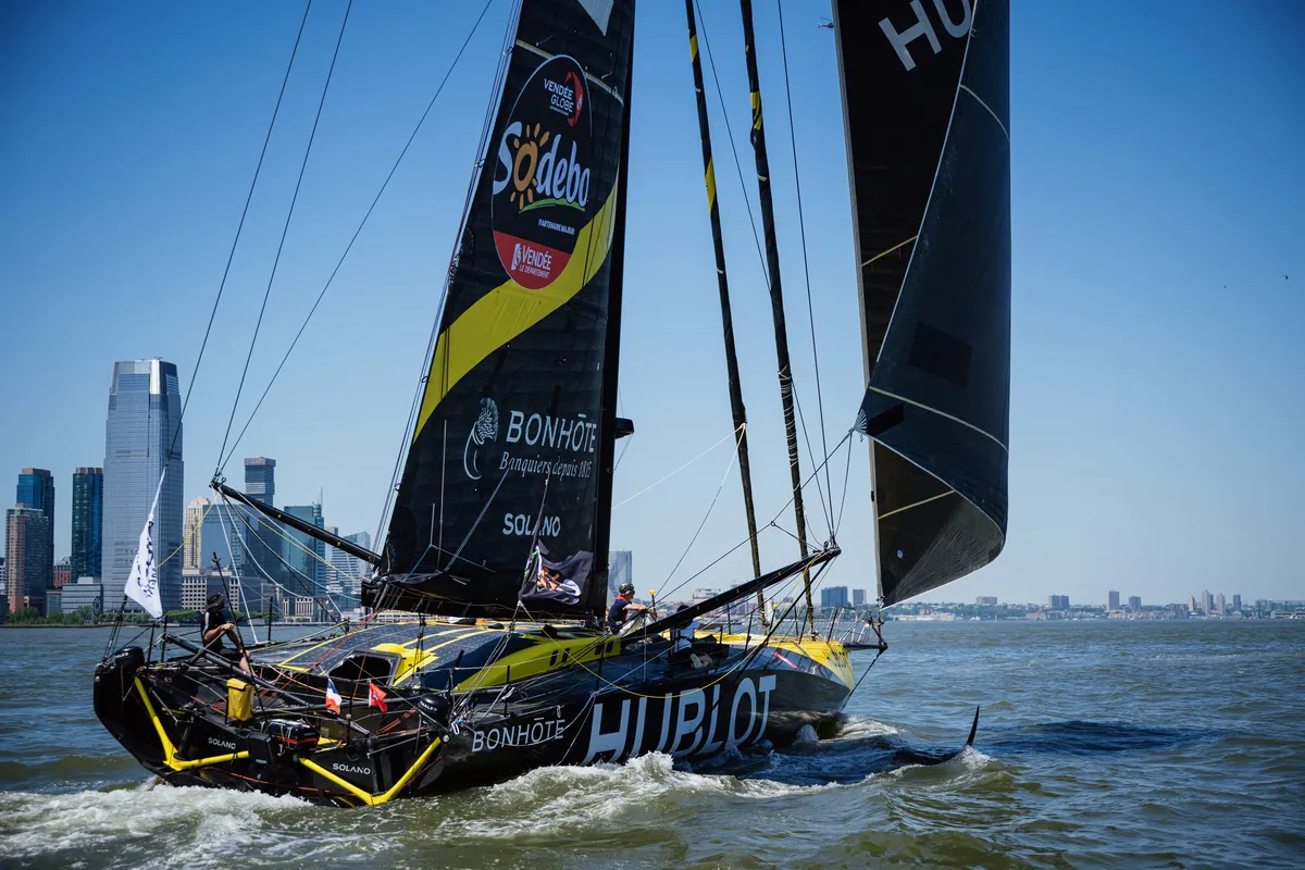 Imoca Bureau Vallée est photographié devant Manhattan lors de la course Liberty Race à New York, USA