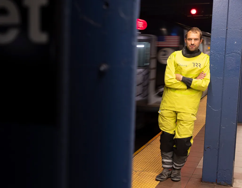 e skipper de VULNERABLE, Sam Goodchild (GBR), est présenté à la gare de la 23e rue, avant la course à la voile New York Vendée, à New York