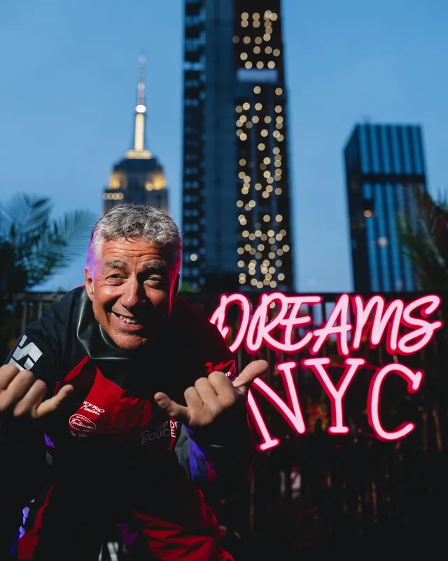  Le skipper de Coup de Pouce Manuel Cousin (FRA) est portraituré sur le toit de Flat Iron avec l'Empire State Building en arrière-plan, avant la course à la voile New York Vendee à New York