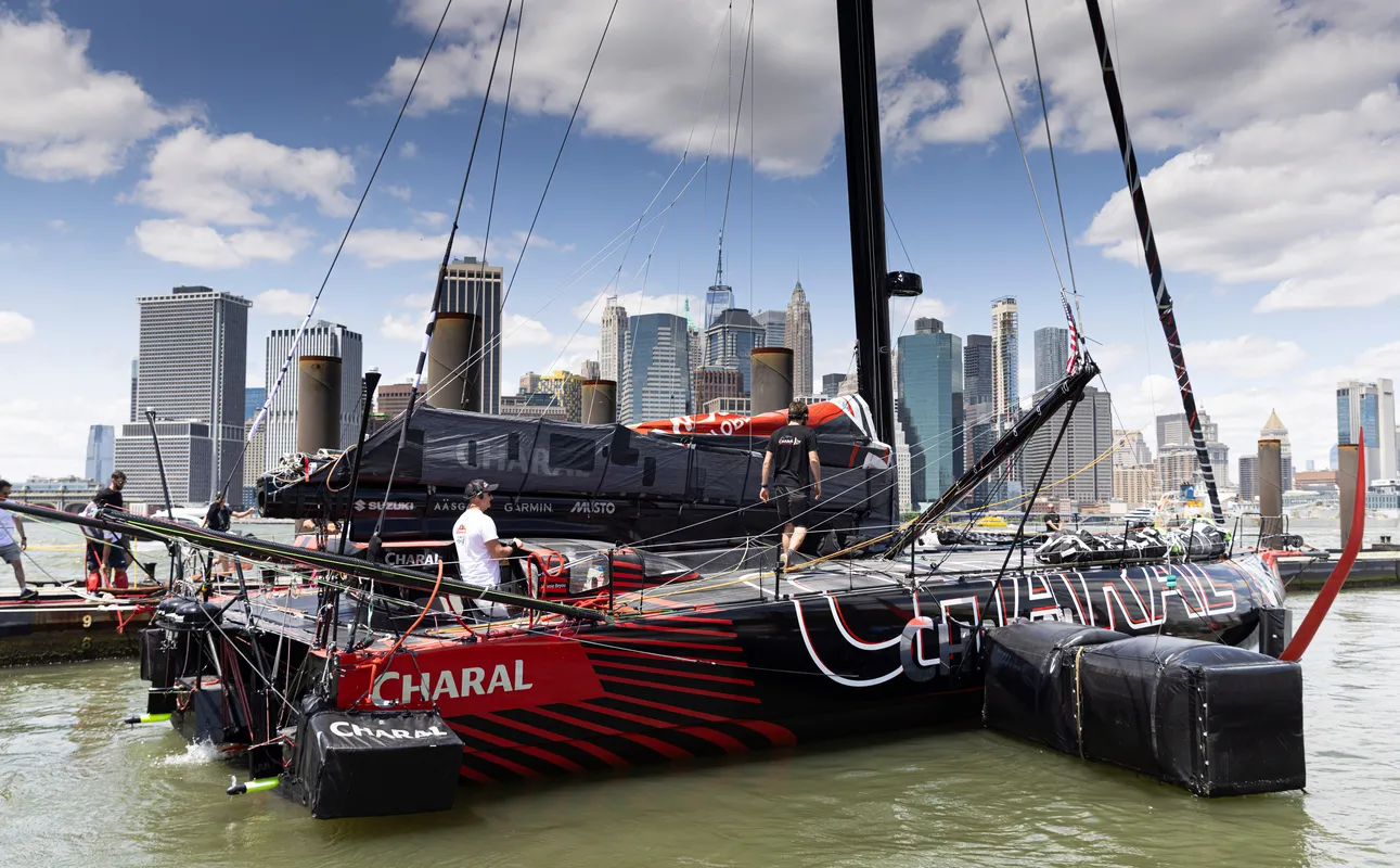 Jérémie Beyou (FRA), skipper de Charal, et son équipe quittent la marina pour rejoindre le départ de la course à la voile New York Vendée, à Brooklyn