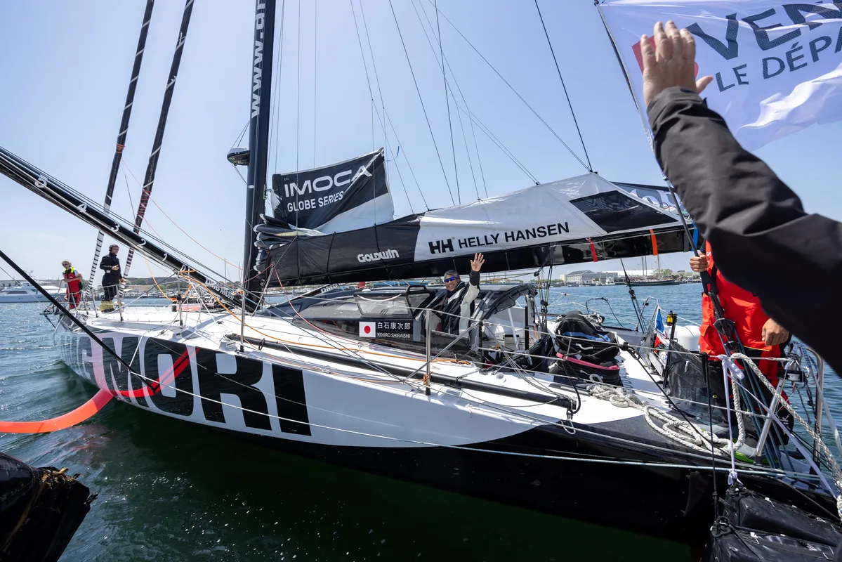 Le skipper de DMG MORI Global One, Kojiro Shiraishi (JAP), et son équipe s'apprêtent à rejoindre le départ de la course à la voile New York Vendee, à Newport