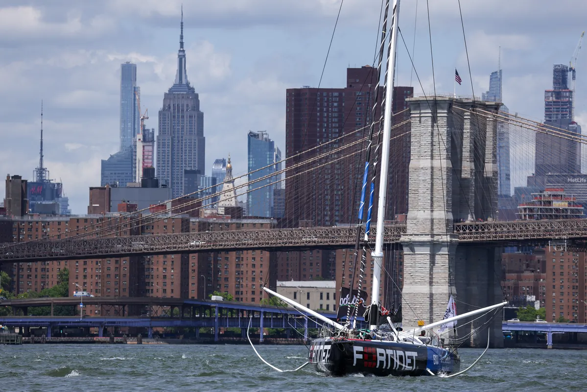 Le skipper de Fortinet - Best Western Romain Attanasio (FRA) et son équipe quittent la marina de Brooklyn pour rejoindre le départ de la course à la voile New York Vendee, à Brooklyn