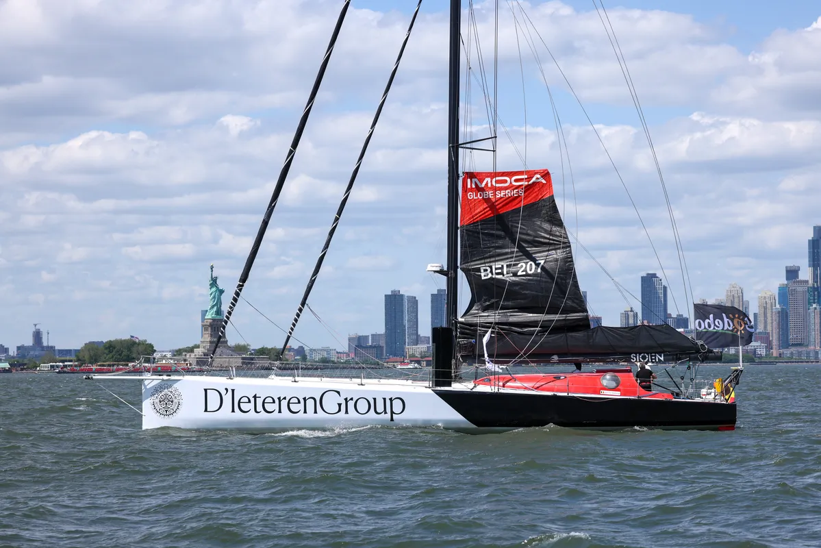 Le skipper du groupe D'Ieteren, Van Weynbergh Denis (BEL), et son équipe quittent la marina de Brooklyn pour rejoindre le départ de la course à la voile New York Vendee, à Brooklyn