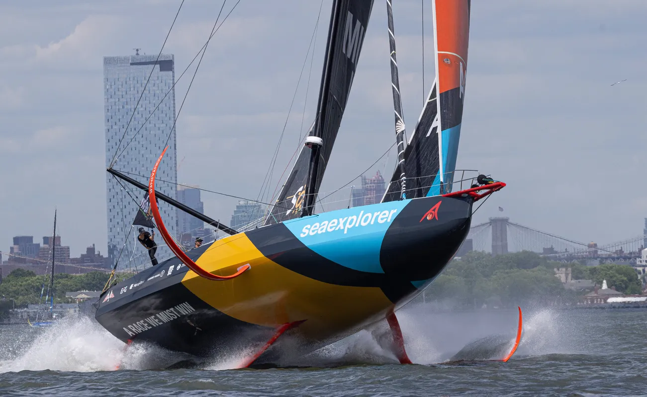 Le skipper de Malizia - Seaexplorer Boris Herrmann (GER) est photographié en train de faire un foiling alors qu'il quitte la marina de Brooklyn pour rejoindre le départ de la course à la voile New York Vendee, à Brooklyn