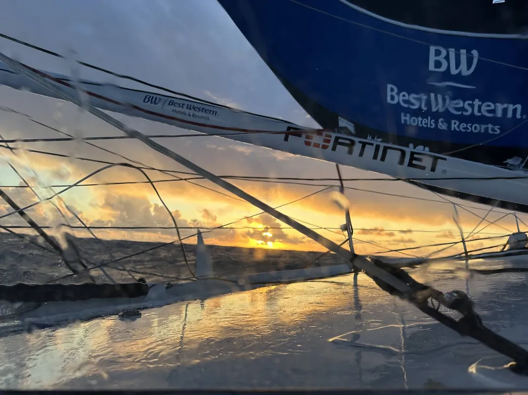 Le skipper de Fortinet - Best Western Romain Attanasio (FRA) a envoyé une photo du bateau