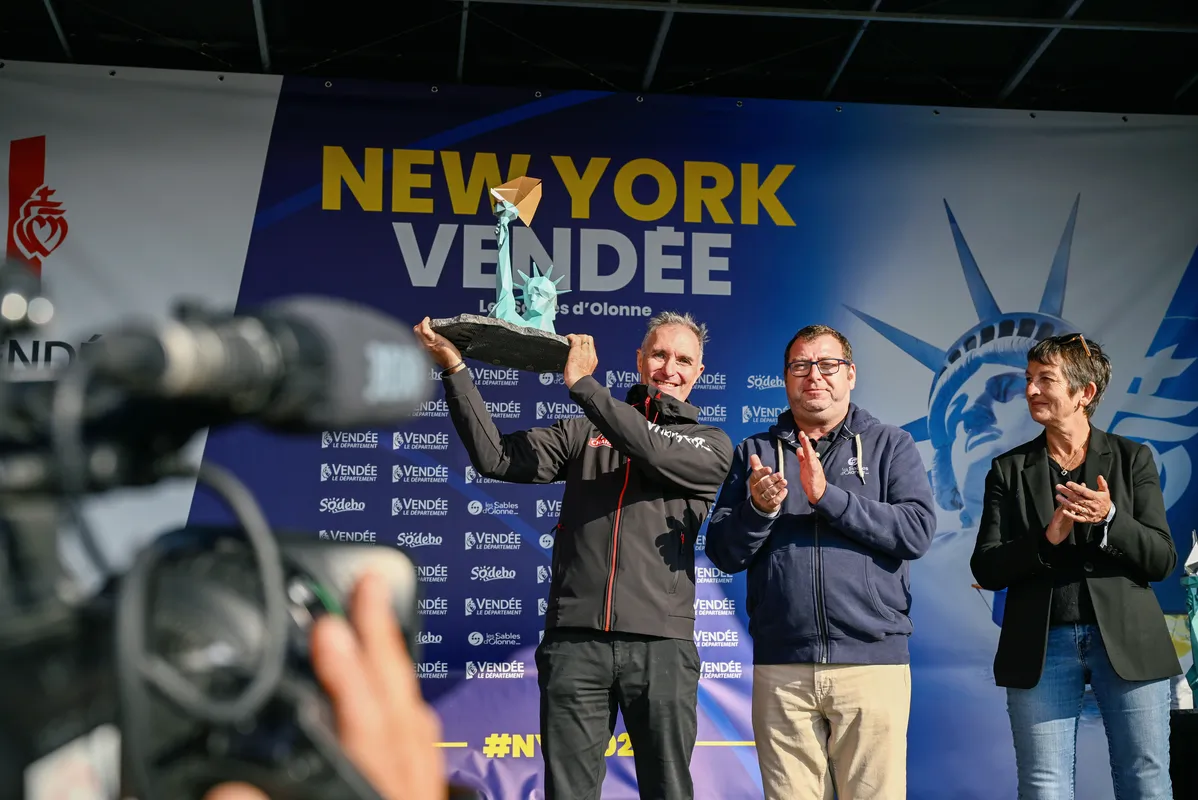 Jérémie Beyou (FRA), skipper de Charal, reçoit le trophée de la 3e place des mains de Lionel Pariset (adjoint au maire des Sables d'Olonne) lors de la remise des prix de la Vendée New York, aux Sables d'Olonne