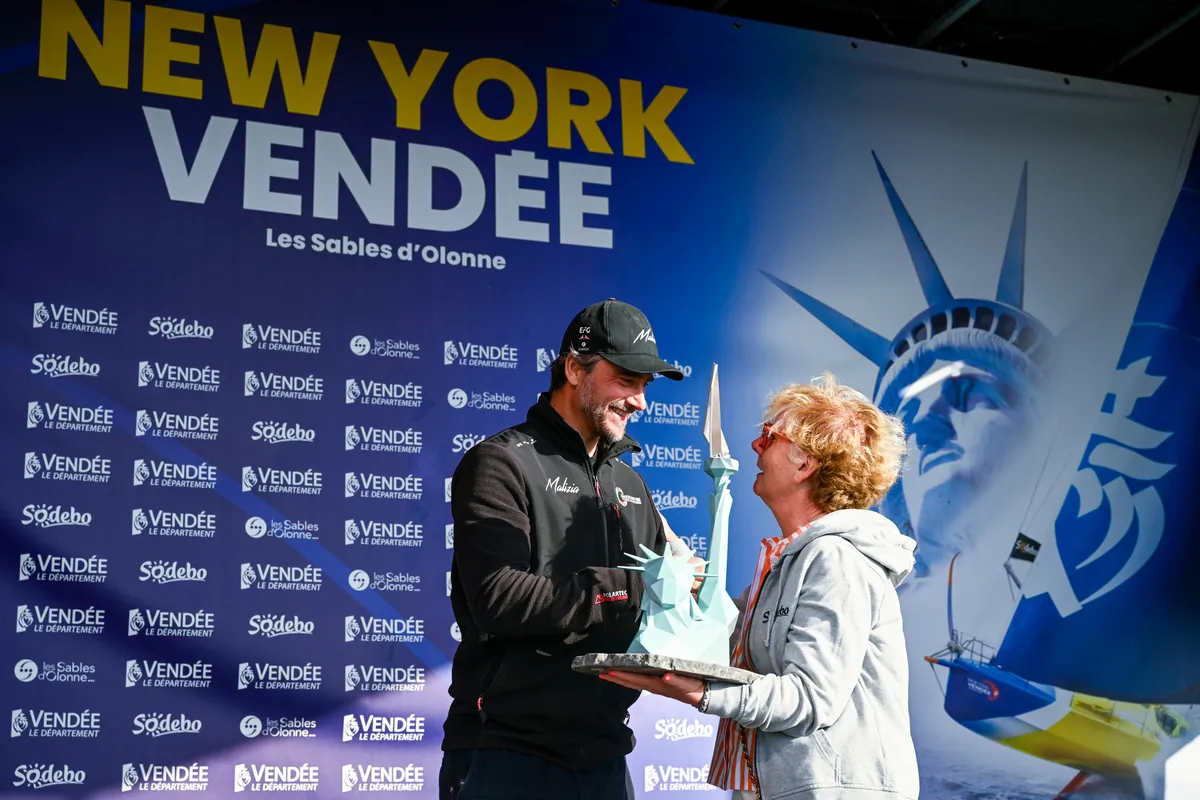 Boris Herrmann (GER), skipper de Malizia - Seaexplorer, reçoit le trophée de la 2e place des mains de Patricia Brochard (présidente de Sodebo) lors de la remise des prix de la Vendée New York, aux Sables d'Olonne