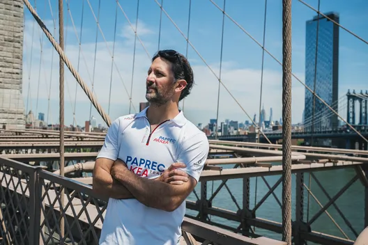 Le skipper de Paprec Arkéa Yoann Richomme (FRA) est porté sur le pont de Brooklyn, avant la course à la voile New York Vendee à New York