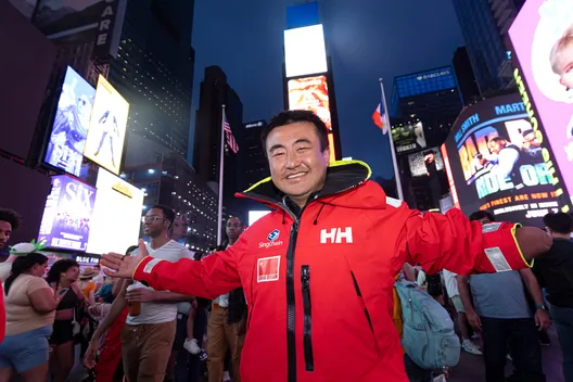 Le skipper de Singchain Team Haikou, Jingkun Xu (CN), est photographié à Times Square, avant la course à la voile New York Vendee à New York