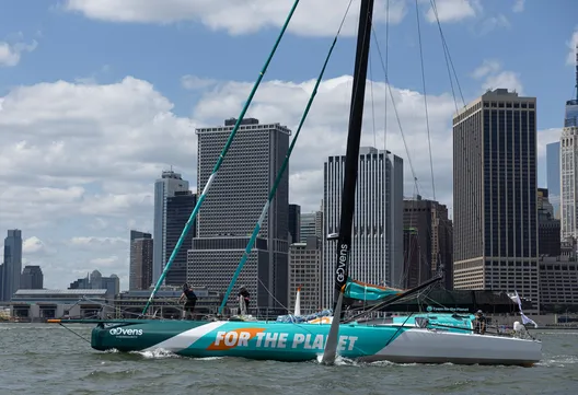 Le skipper de VULNERABLE, Sam Goodchild (GBR), s'apprête à rejoindre le départ de la course à la voile New York Vendée, à Brooklyn