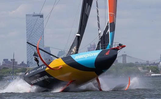 Le skipper de Malizia - Seaexplorer Boris Herrmann (GER) est photographié en train de faire un foiling alors qu'il quitte la marina de Brooklyn pour rejoindre le départ de la course à la voile New York Vendee, à Brooklyn