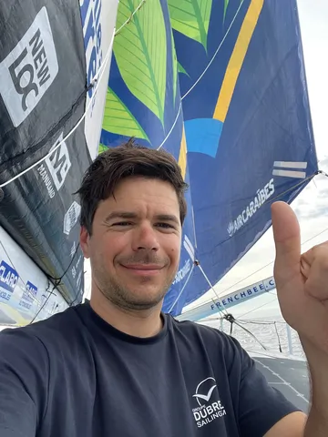  Sébastien Simon (FRA), skipper de Groupe Dubreuil, a envoyé une photo depuis le bateau