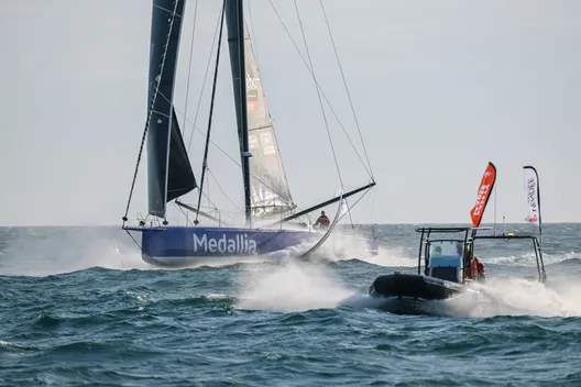 Le skipper de Medallia, Pip Hare (GBR), prend la 9e place de la Vendée à la voile New York dans le sens de la course Zodiac, aux Sables d'Olonne