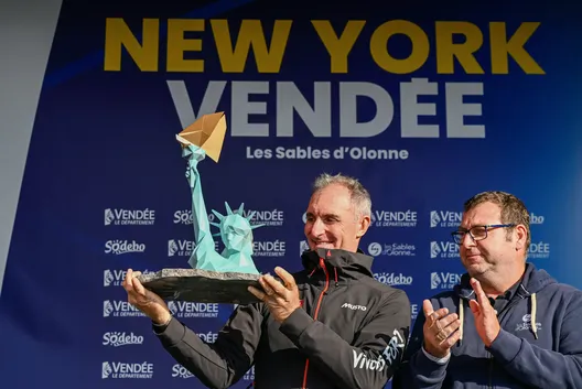 Jérémie Beyou (FRA), skipper de Charal, reçoit le trophée de la 3e place des mains de Lionel Pariset (adjoint au maire des Sables d'Olonne) lors de la remise des prix de la Vendée New York, aux Sables d'Olonne