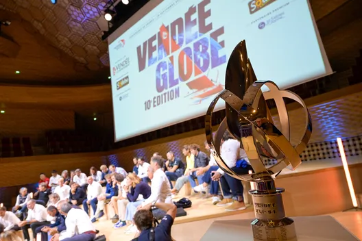 Le trophée de la course lors de la conférence de presse du Vendée Globe.