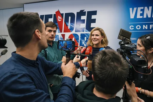 Clarisse Crémer, skipper de L'Occitane en Provence, interviewée par les médias.