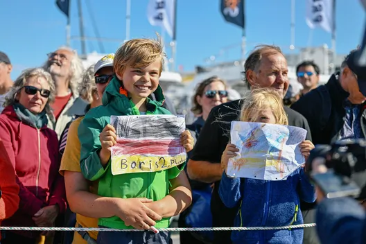 Des enfants, supporters de Boris Herrmann