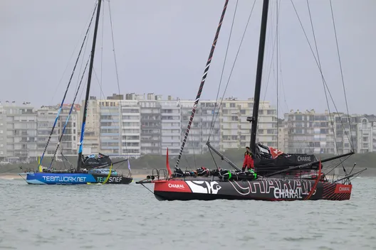 Jérémie Beyou, skipper de Charal, et Justine Mettraux, skipper de Teamwork - Team SNEF, et leur équipage arrivent au ponton du Vendée Globe.