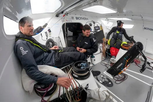 Paul, Antho et Sam naviguent ensemble sur Biotherm lors de The Ocean Race 2023