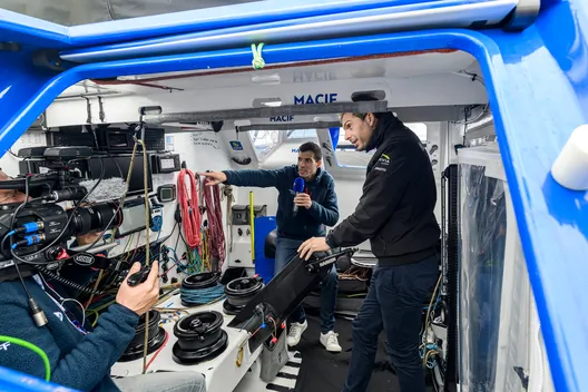 LES SABLES D'OLONNE, FRANCE - 20 OCTOBRE 2024 : Le speaker Maxime Cogny s'entretient avec le skipper de MACIF Santé Prévoyance Charlie Dalin (FRA) pour son émission Vendée Live lors du pré-départ du Vendée Globe, le 20 octobre 2024 aux Sables d'Olonne, France - (Photo by Olivier Blanchet / Alea)