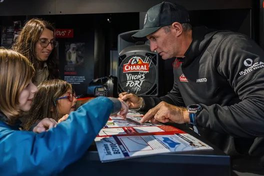 LES SABLES D'OLONNE, FRANCE - 23 OCTOBRE 2024 : Jérémie Beyou (FRA), skipper de Charal, signe des autographes avant le départ du Vendée Globe, le 23 octobre 2024 aux Sables d'Olonne, France. (Photo par Jean-Marie Liot / Alea)