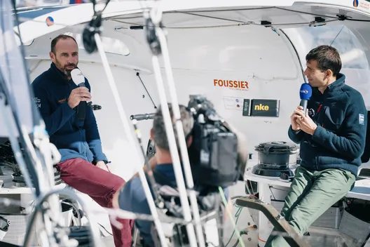 LES SABLES D'OLONNE, FRANCE - 24 OCTOBRE 2024 : Le speaker Maxime Cogny s'entretient avec le skipper de FOUSSIER Sébastien Marsset (FRA) pour son émission Vendée Live lors du pré-départ du Vendée Globe, le 24 octobre 2024 aux Sables d'Olonne, France - (Photo by Vincent Curutchet / Alea)