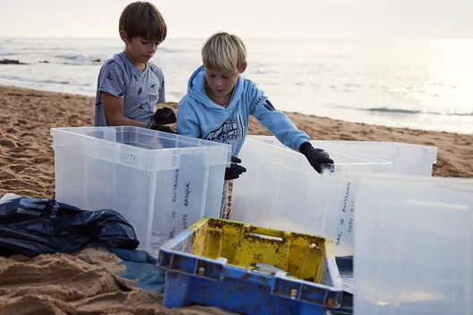 LES SABLES D'OLONNE, FRANCE - 4 NOVEMBRE 2024 : Vue générale d'un nettoyage de plage de Surfrider Foundation au Paracou avec le skipper de Biotherm Paul Meilhat (FRA) lors du pré-départ du Vendée Globe, le 4 novembre 2024 aux Sables d'Olonne, France - (Photo by Anne Beauge / Alea)