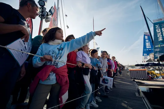 LES SABLES D'OLONNE, FRANCE - 5 NOVEMBRE 2024 : L'Ecole du Marais est photographiée en train de visiter les pontons avec le Vendée Globe Junior lors du pré-départ du Vendée Globe, le 5 novembre 2024 aux Sables d'Olonne, France - (Photo by Anne Beauge / Alea)