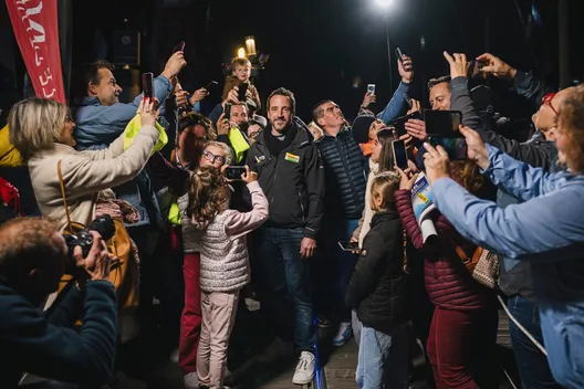 LES SABLES D'OLONNE, FRANCE - 6 NOVEMBRE 2024 : Le skipper de Bureau Vallée Louis Burton (FRA) pose avec la foule sur les pontons, dans une série spécifique de portraits réalisés lors du pré-départ du Vendée Globe, le 6 novembre 2024 aux Sables d'Olonne, France - (Photo by Jean-Louis Carli - Vincent Curutchet / Alea).